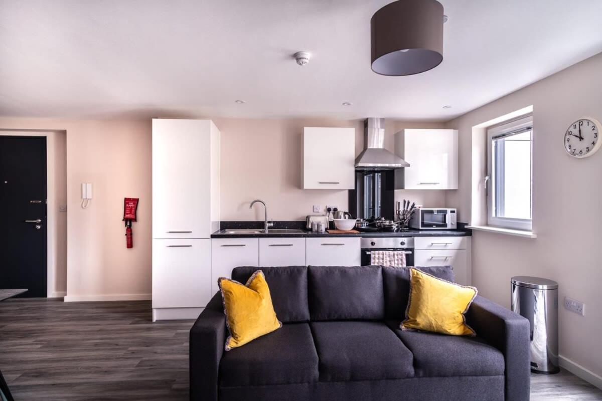 Modern & Spacious 2 Bed Apartment In Манчестер Экстерьер фото