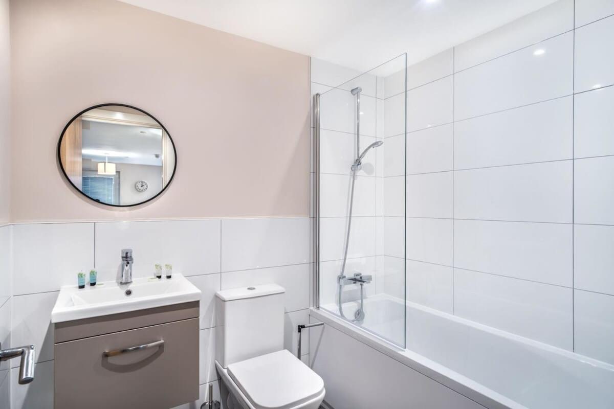 Modern & Spacious 2 Bed Apartment In Манчестер Экстерьер фото