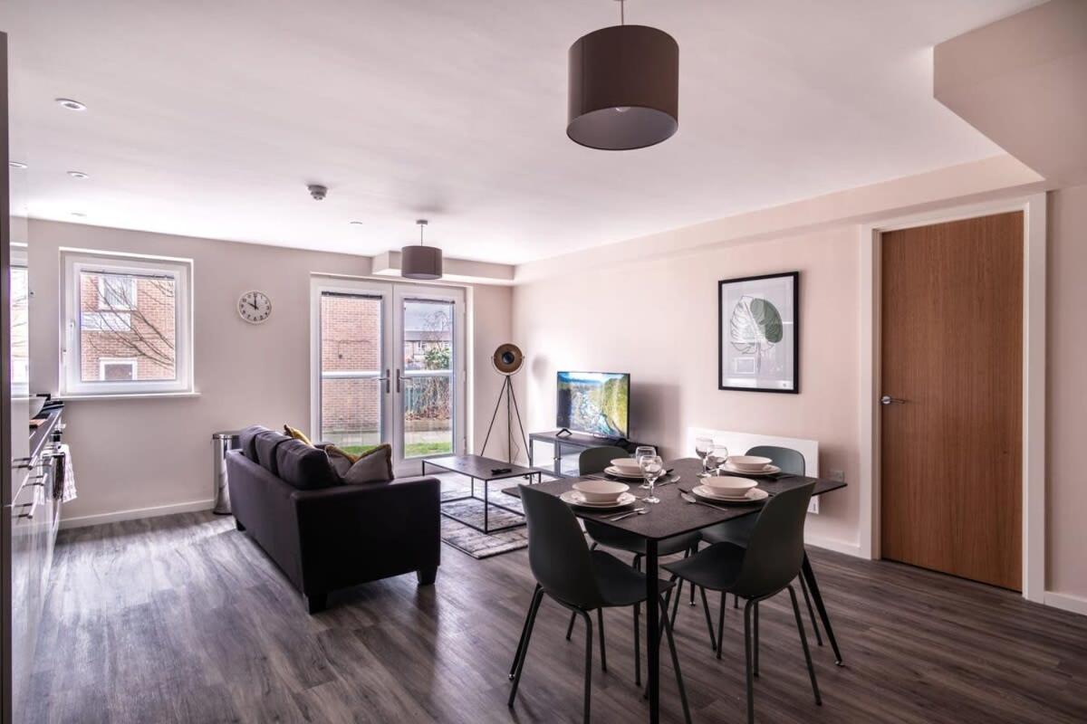 Modern & Spacious 2 Bed Apartment In Манчестер Экстерьер фото