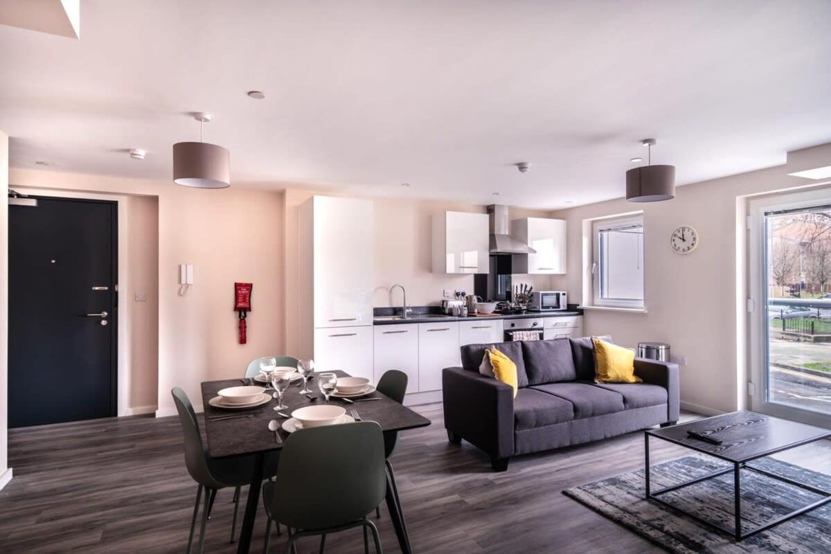 Modern & Spacious 2 Bed Apartment In Манчестер Экстерьер фото